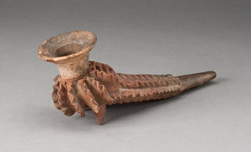 Footed Pipe with Fluted Relief Design