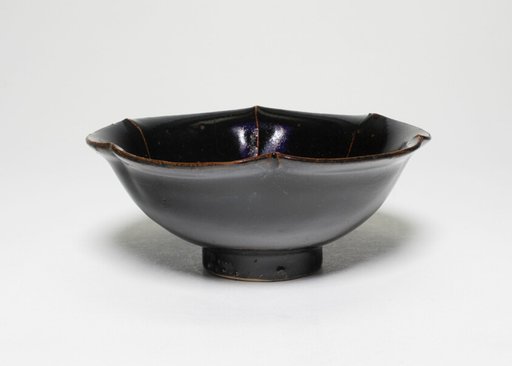 Bowl with Foliate Rim and White Ribs