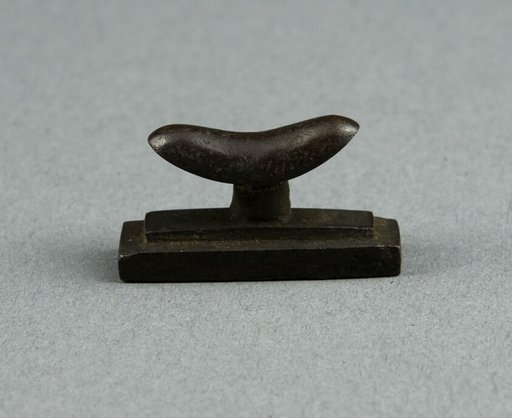 Amulet of a Headrest