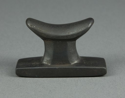 Amulet of a Headrest