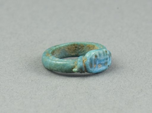 Ring: Amun-Ra, flanked by nb signs