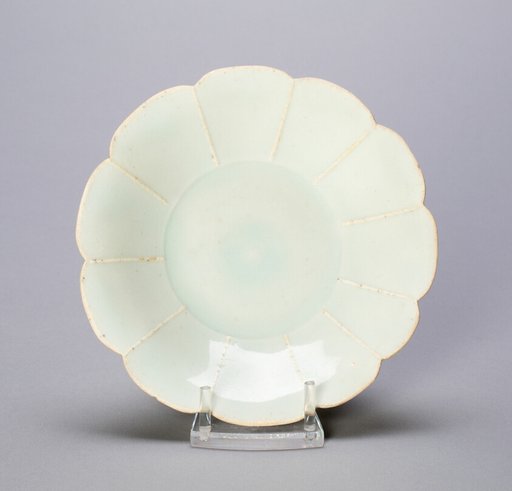 Petal-Lobed Dish