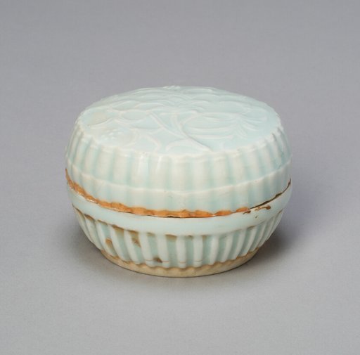 Lobed Cosmetic Box with Flowering Stems