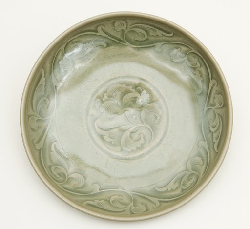Dish with Undulating Peony-Leaf Scrolls