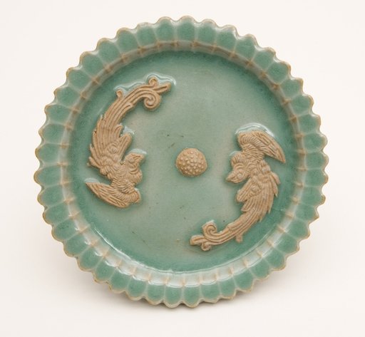Scalloped-Rim Dish with Confronted Phoenixes and Floral Stamen