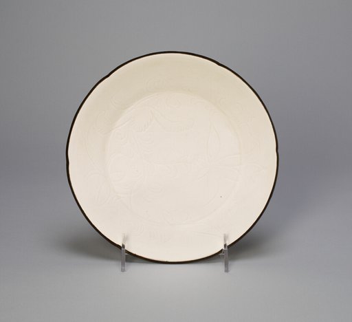 Lobed Dish with Lotus Sprays and Curled Feather-Like Leaves