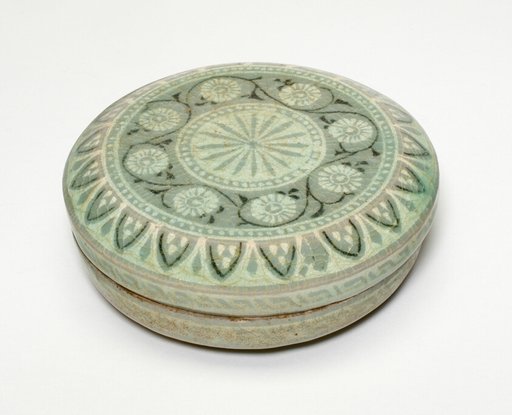 Covered Cosmetic Box with Chrysanthemum Flower Heads