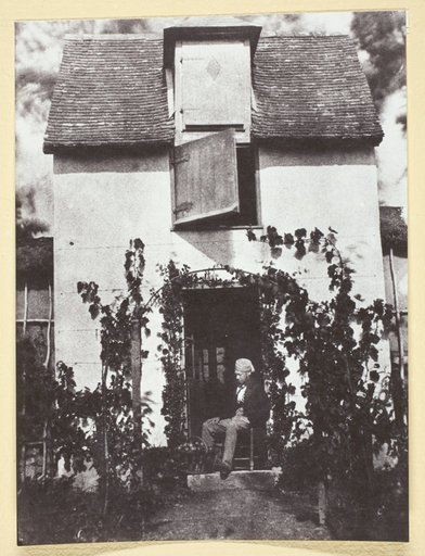 Bayard, Devant sa Maison