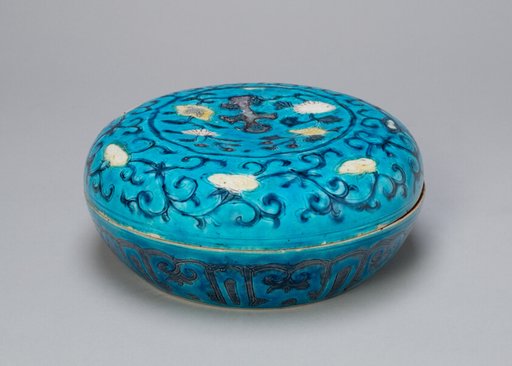 Circular Covered Box with Floral and Lingzhi Mushroom Scrolls