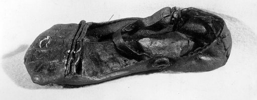 Woman's Horned Toe Shoe