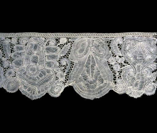 Flounce (Furnishing)