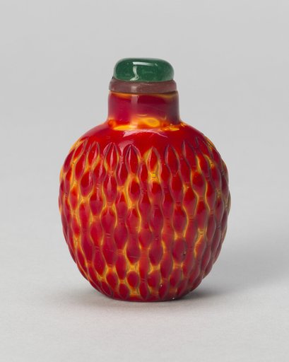 Spade-Shaped Snuff Bottle with Basketweave Pattern