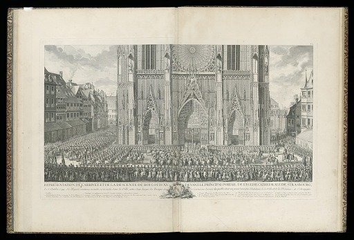REPRÉSENTATION DE L’ARRIVÉE ET DE LA DESCENTE DU ROI LOUIS XV DEVANT LE PRINCIPAL PORTAIL DE L’EGLISE CATHEDRALE DE STRASBOURG; Le 5. Octobre 1744. Sa Majesté continua ensuitte sa marche dans la Ville, entre deux hayes des Troupes de la Garnison derrière lesquelles étoit un grand nombre d’habitans d