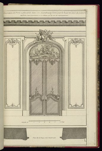 Decoration de Porte a placards dans son chambranle fermé par le haut en anse de panier.