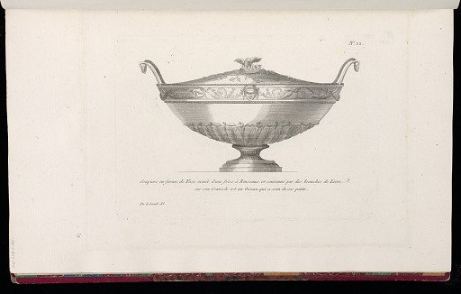 Soupiere en forme de Vase ornée d'une frise à Rinseaux et couronné par des branches de Lierre