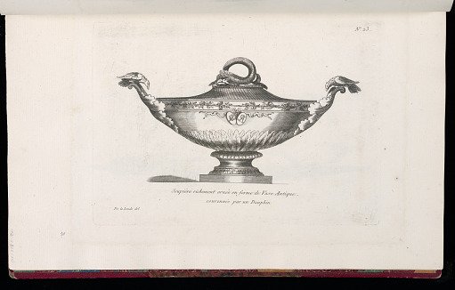 Soupière richement ornée en forme de Vase Antique