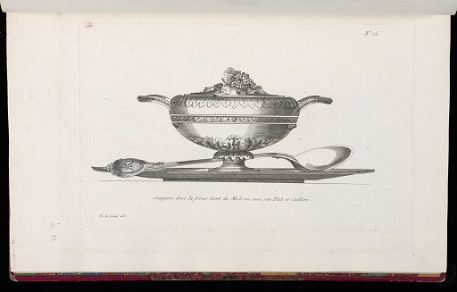 Soupière dont la forme tient du Moderne avec son Plat et Cuillère