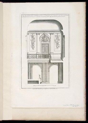 Coupe du grand Escalier de l’Hôtel de Toulouse à Paris prise sur sa largeur et qui laisse voir l’entrée du Vestibule au rez de chaussée, et la Porte d’entrée du grand Appartement au premier étage