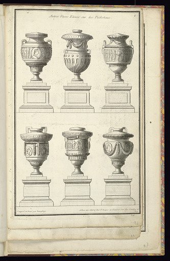 Autres Vases Elévés sur des Piédestaux