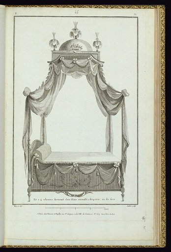 Lit a 4 colonnes surmonté d’un dôme retroussé a draperie vu de face