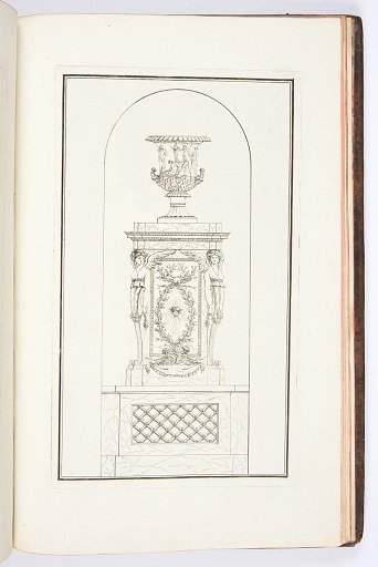 POELE Russe, décoré de Cariatides, et surmonté d’un vase antique