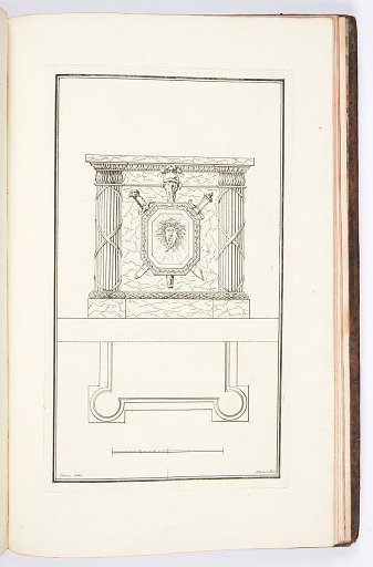 POELE militaire, orné de trophées et faisceaux d’armes en colonnes aux quatre angles