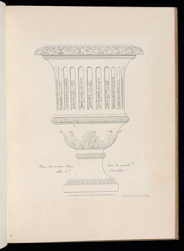 Vase de marbre blanc, dans la grande allée à Versailles