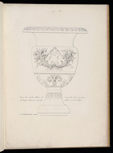 Vase de marbre blanc de six pieds trois pouces de haut, dans la grande allée à Versailles