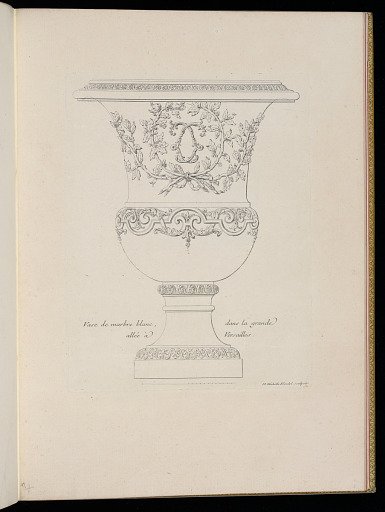 Vase de marbre blanc, dans la grande allée à Versailles