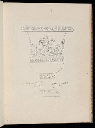 Vase de marbre blanc, dans la grande allée à Versailles