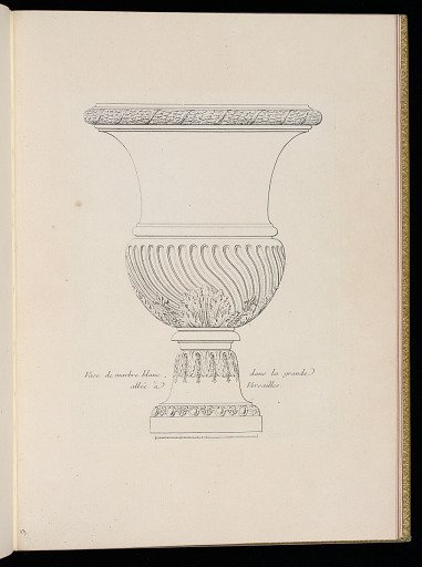 Vase de marbre blanc, dans la grande allée à Versailles