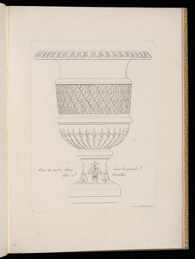 Vase de marbre blanc, dans la grande allée à Versailles