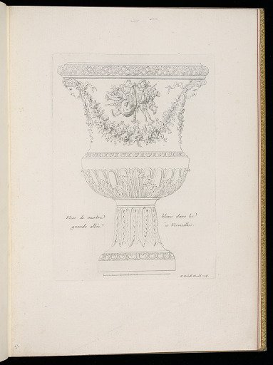 Vase de marbre blanc, dans la grande allée à Versailles