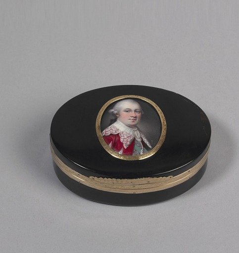 Oval snuffbox with circular portrait miniature