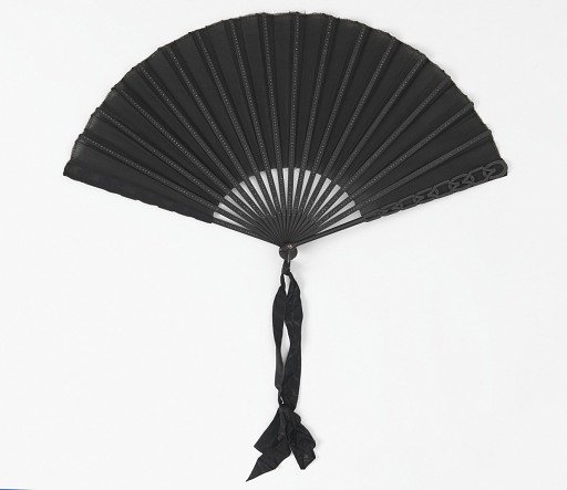 Pleated mourning fan