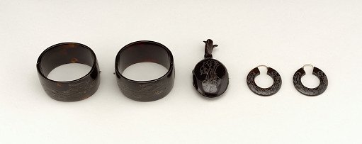 Parure (Pair of bracelets, pair of earrings, locket)