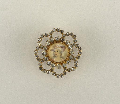 Button with portrait of a lady