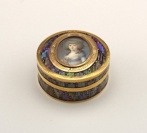 Snuffbox mounted with two miniatures