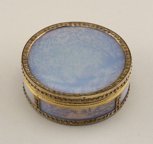 Circular snuff box
