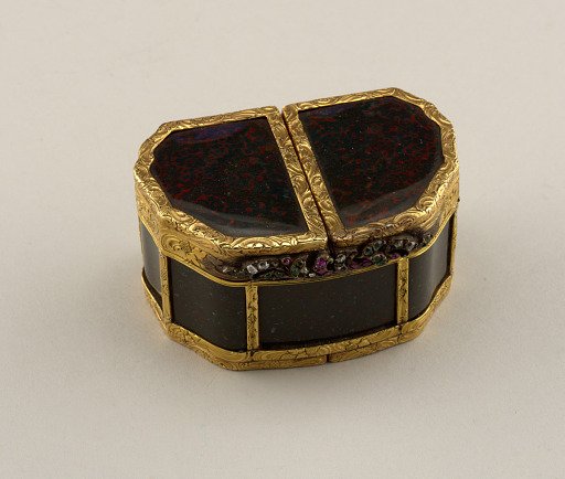 Snuff box