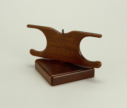 Thread or yarn winder with base