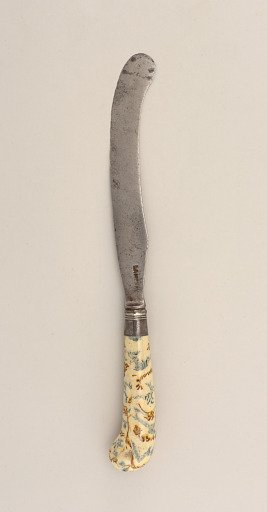 Knife with Saber-Shaped Blade and Earthenware Handle