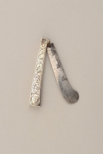 Folding Knife with Engraved Floral Decoration and Lion Cartouche