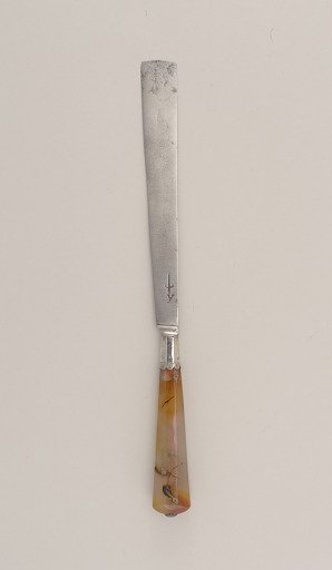 Knife with Eight-Paneled Agate Handle