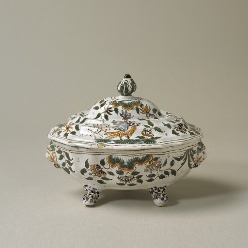 Sauce tureen and lid