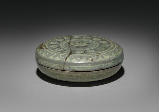 Box and Cover with Chrysanthemum and Scroll Design
