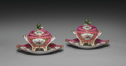 Pair of Covered Tureens on Stand (Paire de pots-à-oille)