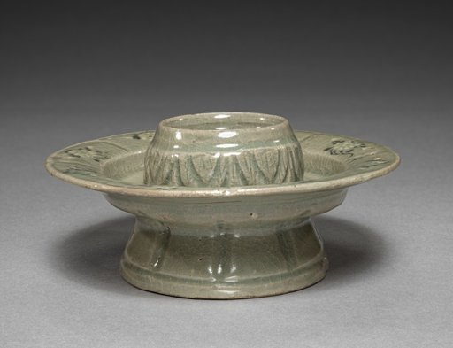 Floral-shaped Cup Stand with Inlaid Chrysanthemum Design