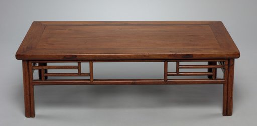 Table to hold a chest