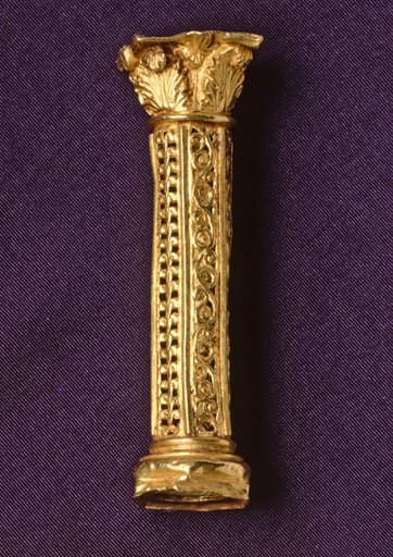 Spacer in the Form of a Corinthian Column